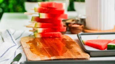 Adım adım. Ahşap pop sopa karpuz buz yapmak için karpuz ücret kama kayar açılır.