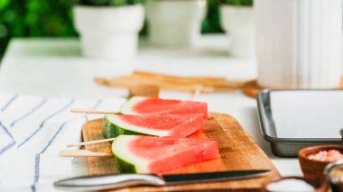 Adım adım. Ahşap pop sopa karpuz buz yapmak için karpuz ücret kama kayar açılır.