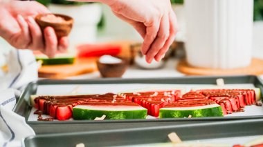 Adım adım. Karpuz buz süsleme deniz tuzu, almons ve Hindistan cevizi ile açılır.