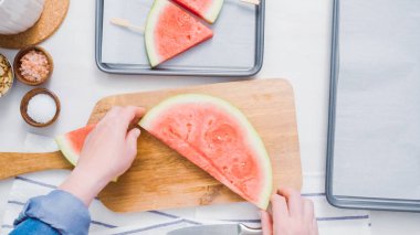 Adım adım. Karpuz karpuz buz yapmak için wadges Dilimleme çıkar.