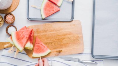 Adım adım. Ahşap pop sopa karpuz buz yapmak için karpuz ücret kama kayar açılır.