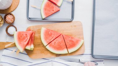 Adım adım. Karpuz karpuz buz yapmak için wadges Dilimleme çıkar.