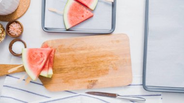 Adım adım. Ahşap pop sopa karpuz buz yapmak için karpuz ücret kama kayar açılır.