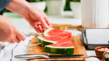 Adım adım. Ahşap pop sopa karpuz buz yapmak için karpuz ücret kama kayar açılır.