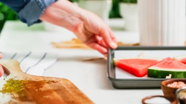 Adım adım. Ahşap pop sopa karpuz buz yapmak için karpuz ücret kama kayar açılır.