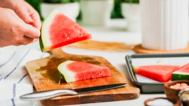 Adım adım. Ahşap pop sopa karpuz buz yapmak için karpuz ücret kama kayar açılır.