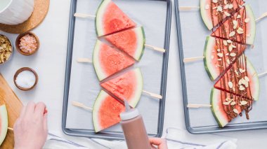 Adım adım. Karpuz buz yağıyor çikolata çıkar.