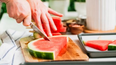 Adım adım. Karpuz karpuz buz yapmak için wadges Dilimleme çıkar.