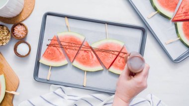 Adım adım. Karpuz buz yağıyor çikolata çıkar.