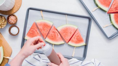 Adım adım. Karpuz buz yağıyor çikolata çıkar.