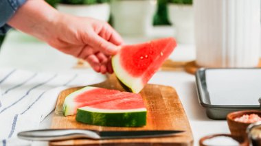 Adım adım. Karpuz karpuz buz yapmak için wadges Dilimleme çıkar.