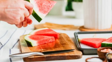 Adım adım. Ahşap pop sopa karpuz buz yapmak için karpuz ücret kama kayar açılır.