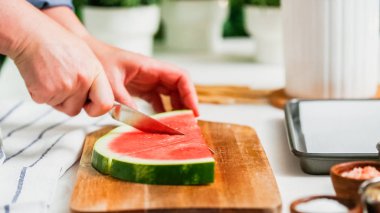 Adım adım. Karpuz karpuz buz yapmak için wadges Dilimleme çıkar.