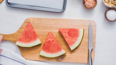 Adım adım. Karpuz karpuz buz yapmak için wadges Dilimleme çıkar.