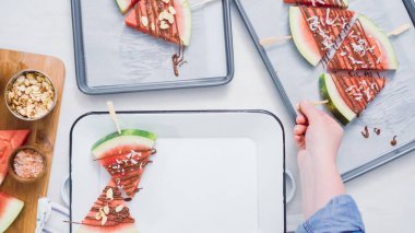 Adım adım. Karpuz dilimleri çikolata ve deniz ile süslenmiş Tepsi hizmet veren demir çubuk üzerinde tuz.