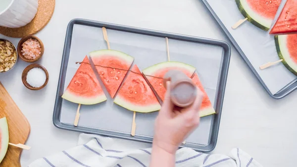 Adım adım. Karpuz buz yağıyor çikolata çıkar.