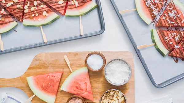 Adım adım. Karpuz dilimleri sac pişirme üzerinde tahta bir sopa üzerinde.