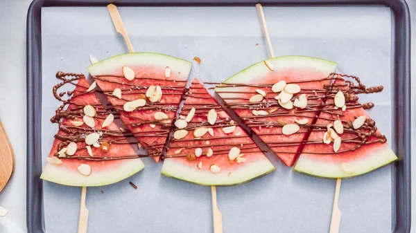 Adım adım. Karpuz dilimleri çikolata ve deniz ile süslenmiş sac pişirme üzerinde Stick tuz.