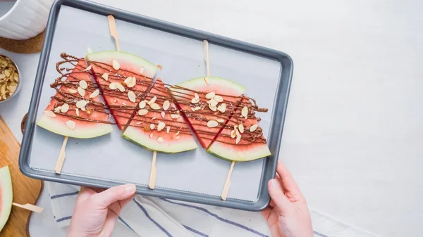 Adım adım. Karpuz dilimleri çikolata ve deniz ile süslenmiş sac pişirme üzerinde Stick tuz.