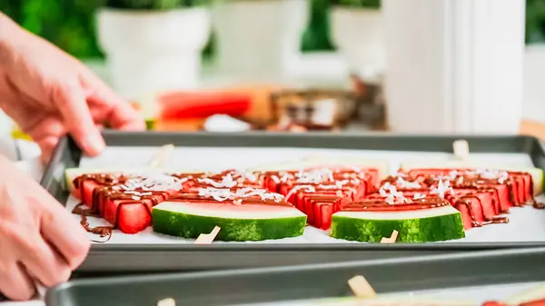 Paso Paso Cuñas Sandía Adornadas Con Chocolate Sal Marina Palo — Foto de Stock