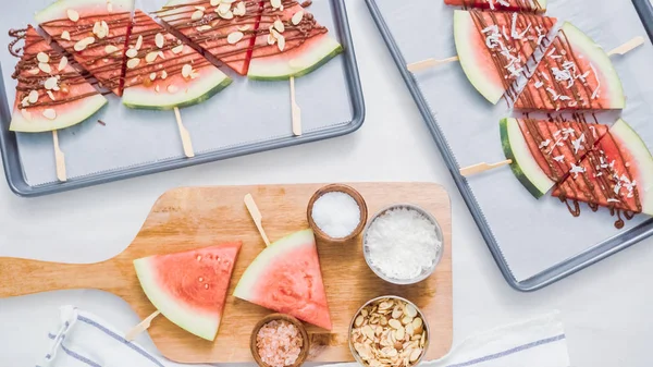 Adım adım. Karpuz dilimleri sac pişirme üzerinde tahta bir sopa üzerinde.