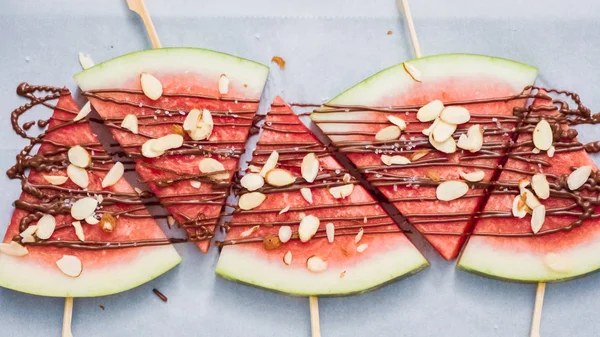 Adım adım. Karpuz dilimleri çikolata ve deniz ile süslenmiş sac pişirme üzerinde Stick tuz.