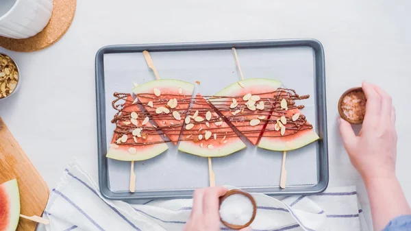 Adım adım. Karpuz dilimleri çikolata ve deniz ile süslenmiş sac pişirme üzerinde Stick tuz.