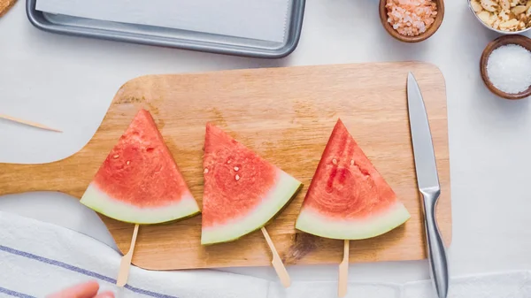Adım adım. Ahşap pop sopa karpuz buz yapmak için karpuz ücret kama kayar açılır.