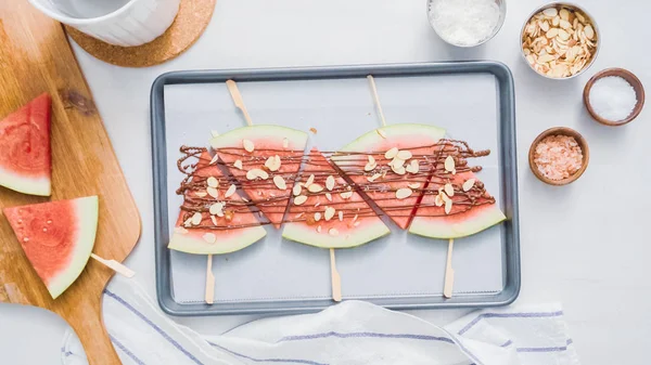 Adım adım. Karpuz dilimleri çikolata ve deniz ile süslenmiş sac pişirme üzerinde Stick tuz.