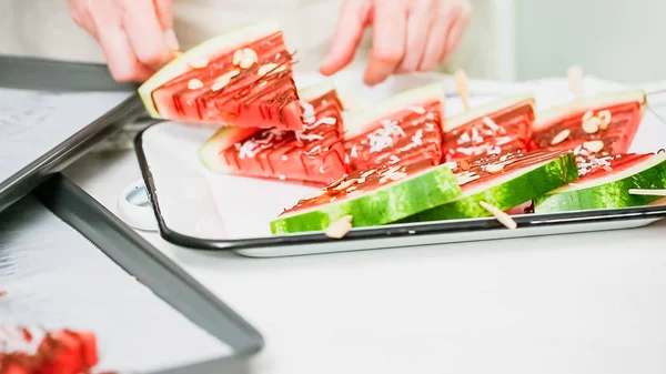 Adım adım. Karpuz dilimleri çikolata ve deniz ile süslenmiş Tepsi hizmet veren demir çubuk üzerinde tuz.