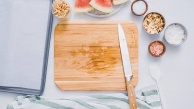 Çikolata kaplı karpuz hazırlanması için küpler halinde karpuz Dilimleme ısırıkları.