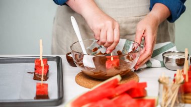 Karpuz küpler eritilmiş çikolata daldırma ve deniz tuzu ve badem ile süsleme.