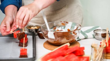 Karpuz küpler eritilmiş çikolata daldırma ve deniz tuzu ve badem ile süsleme.