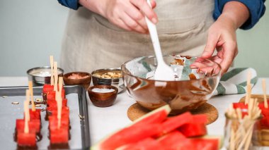 Karpuz küpler eritilmiş çikolata daldırma ve deniz tuzu ve badem ile süsleme.