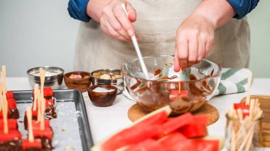 Karpuz küpler eritilmiş çikolata daldırma ve deniz tuzu ve badem ile süsleme.