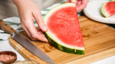 Çikolata kaplı karpuz hazırlanması için küpler halinde karpuz Dilimleme ısırıkları.