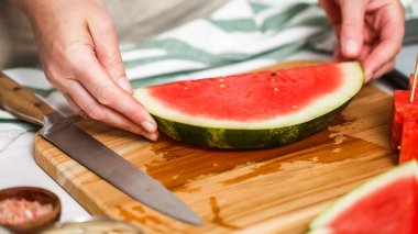 Çikolata kaplı karpuz hazırlanması için küpler halinde karpuz Dilimleme ısırıkları.