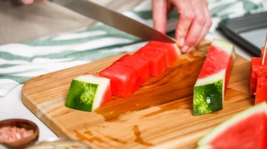 Çikolata kaplı karpuz hazırlanması için küpler halinde karpuz Dilimleme ısırıkları.