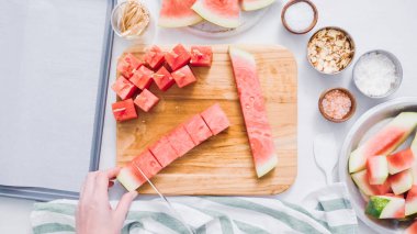 Çikolata kaplı karpuz hazırlanması için küpler halinde karpuz Dilimleme ısırıkları.