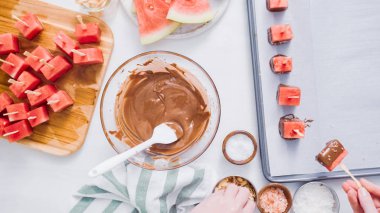 Karpuz küpler eritilmiş çikolata daldırma ve deniz tuzu ve badem ile süsleme.