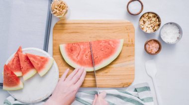 Çikolata kaplı karpuz hazırlanması için küpler halinde karpuz Dilimleme ısırıkları.