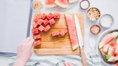 Çikolata kaplı karpuz hazırlanması için küpler halinde karpuz Dilimleme ısırıkları.