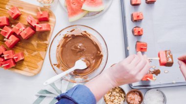 Karpuz küpler eritilmiş çikolata daldırma ve deniz tuzu ve badem ile süsleme.