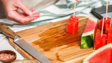 Çikolata kaplı karpuz hazırlanması için küpler halinde karpuz Dilimleme ısırıkları.