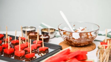 Karpuz küpler eritilmiş çikolata daldırma ve deniz tuzu ve badem ile süsleme.