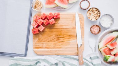 Çikolata kaplı karpuz hazırlanması için küpler halinde karpuz Dilimleme ısırıkları.