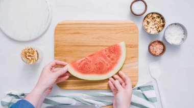 Çikolata kaplı karpuz hazırlanması için küpler halinde karpuz Dilimleme ısırıkları.
