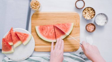 Çikolata kaplı karpuz hazırlanması için küpler halinde karpuz Dilimleme ısırıkları.