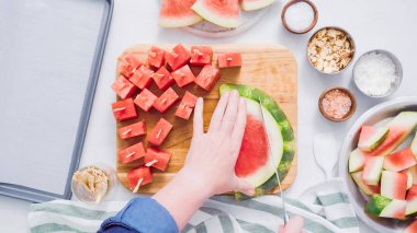 Çikolata kaplı karpuz hazırlanması için küpler halinde karpuz Dilimleme ısırıkları.