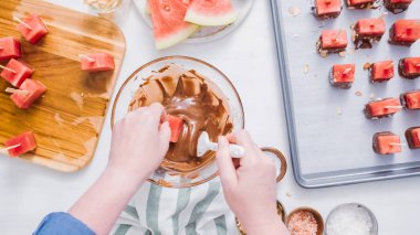 Karpuz küpler eritilmiş çikolata daldırma ve deniz tuzu ve badem ile süsleme.